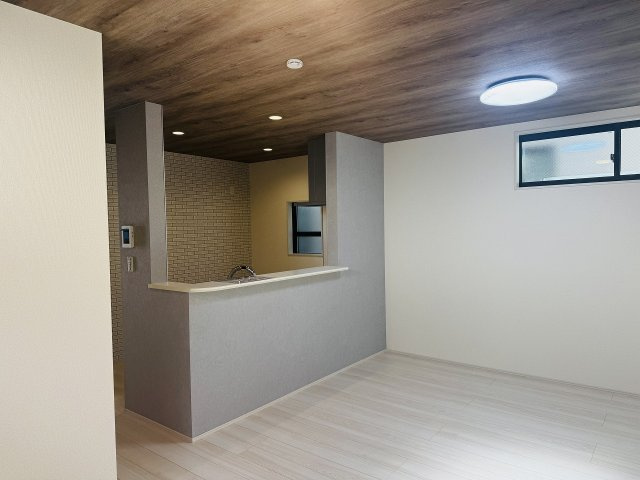 八王子市　並木町　新築一戸建ての内装|～16.2帖の明るいLDKで、家族団欒の時間をお過ごしいただけます～