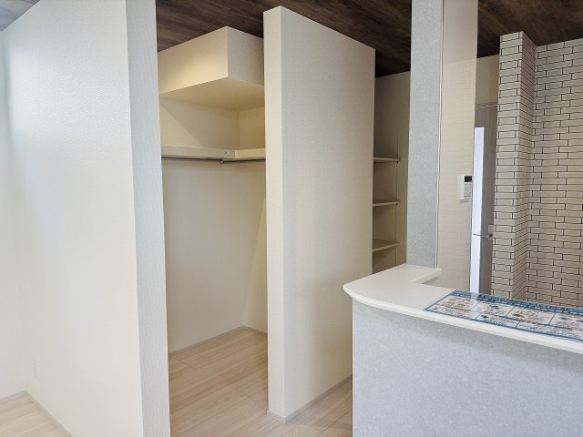 八王子市　並木町　新築一戸建ての収納|～リビングには便利なウォークインクローゼット　お荷物がスッキリ収まります～