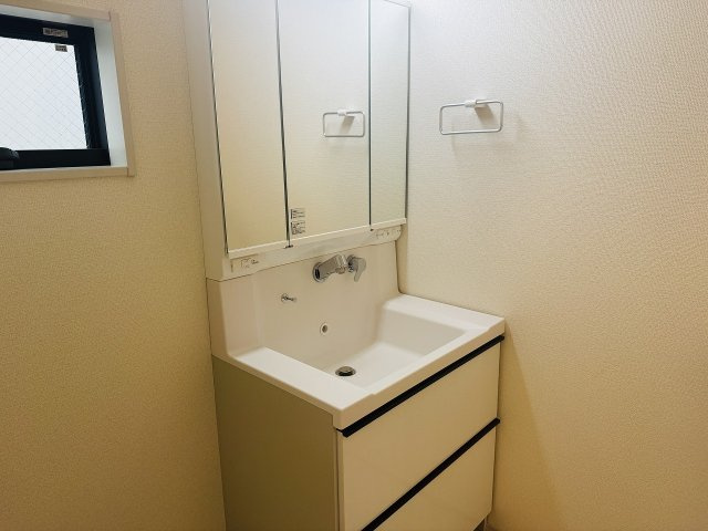 八王子市　並木町　新築一戸建ての独立洗面台|～３面鏡付きの独立洗面台　細々している物をスッキリ収納出来ます～