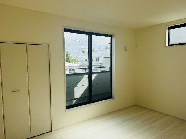 八王子市　並木町　新築一戸建ての寝室|～2階8.0帖の主寝室　ベッドなど大型家具のレイアウトも楽しめる広さです～