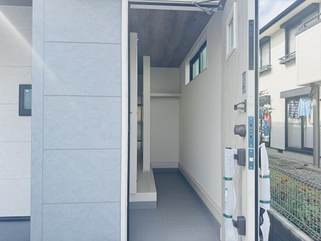 八王子市　並木町　新築一戸建ての玄関|～シューズインクローク付き　物が溢れがちな玄関をスッキリとした状態に保てます～