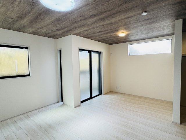 八王子市　並木町　新築一戸建ての居間・リビング|～16.37帖の明るいLDKで、家族団欒の時間をお過ごしいただけます～