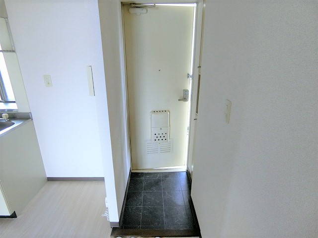 コーポクレールの玄関|写真は同建物の別部屋を参考に掲載しております。
