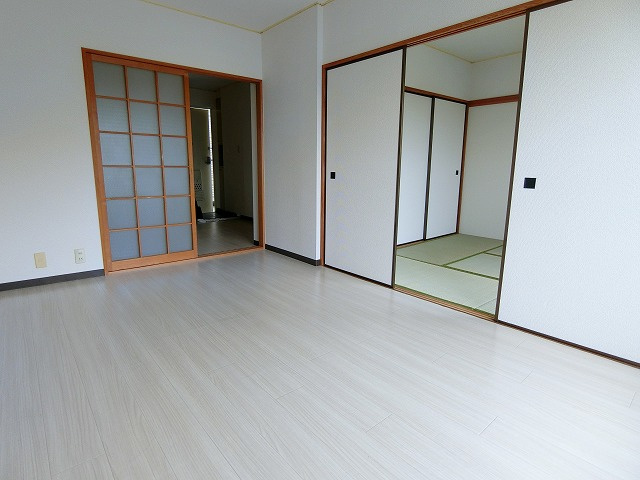 コーポクレールの居間・リビング|写真は同建物の別部屋を参考に掲載しております。