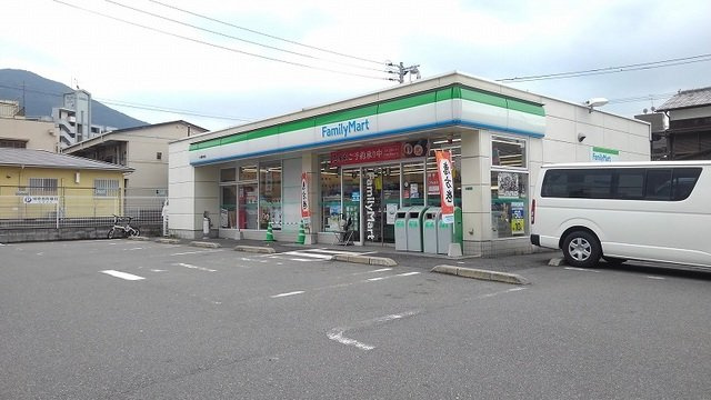 ラインハイム足立山Ａの周辺|ファミリーマートまで750m