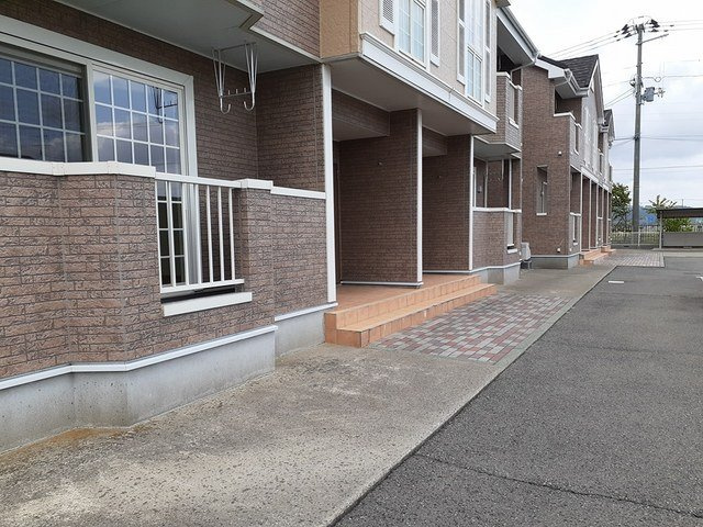 ベル・ウィロー　Ｂのエントランス|建物の内部です