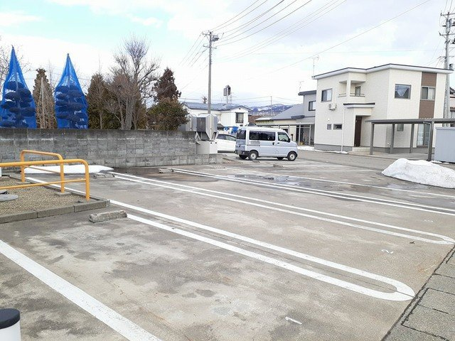 グランディオスⅠの駐車場|車をお持ちの方に嬉しい駐車場付きの物件です