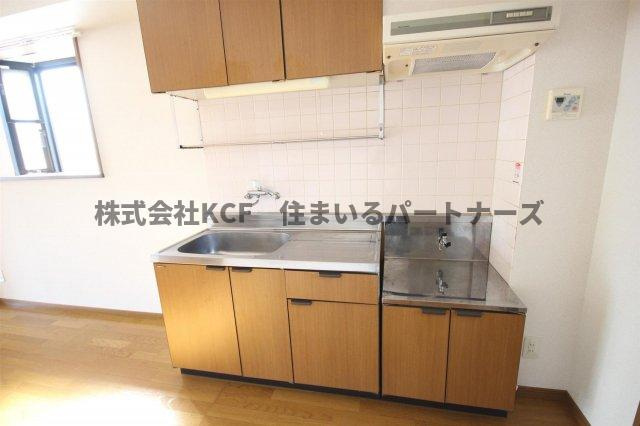 メディアハウスキャビンのキッチン|コンパクトなキッチンで掃除もラクラク