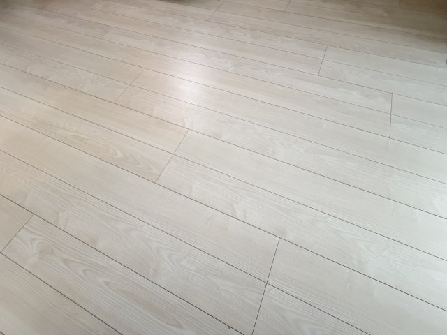 ELIAS SUTOKUINの居間・リビング