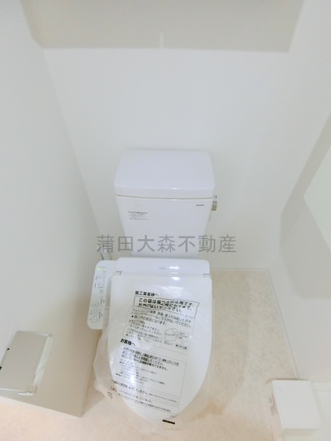 COCOCUBE武蔵新田のトイレ|棚収納と温水洗浄便座付きのトイレ