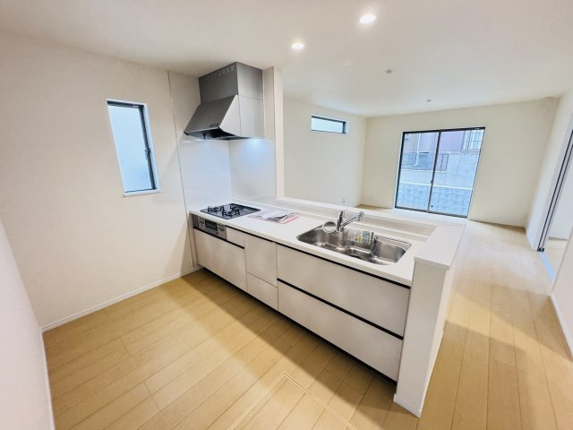 柏市藤心１丁目新築戸建のキッチン|広々システムキッチン・シンクの水栓には浄水器がついてます！