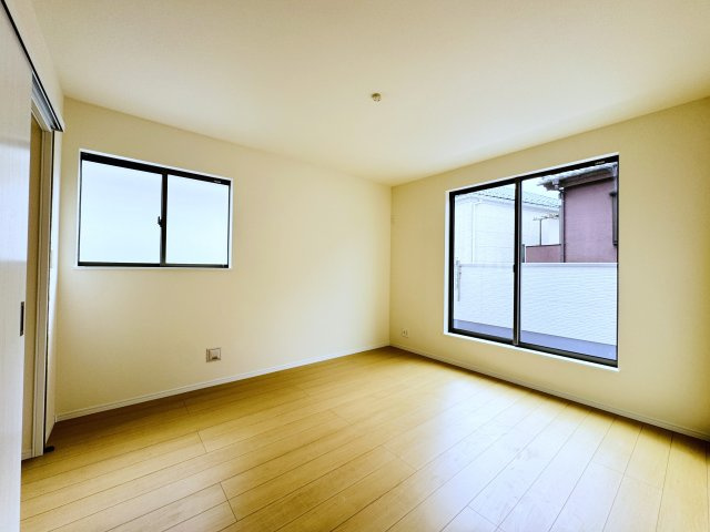 柏市藤心１丁目新築戸建の寝室|7帖寝室・南側バルコニー前の明るいお部屋です♪