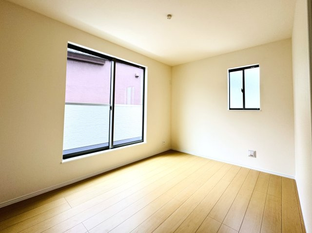 柏市藤心１丁目新築戸建の子供部屋|6帖洋室・南側バルコニー前の明るいお部屋です♪