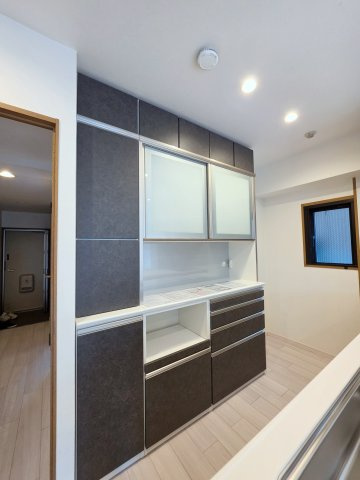 アステージ大手町の収納|キッチン本体と同じデザイン・カラーで統一されたカップボードを標準装備。家具を買い足す必要がなく、モデルルームのような洗練された空間が最初から手に入ります。