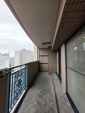 アステージ大手町のバルコニー|広いバルコニー
屋根があるので急な雨でも安心です