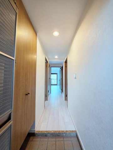 アステージ大手町の玄関|玄関には広いシューズボックス有。玄関周りの収納スペースもしっかり確保されています。
