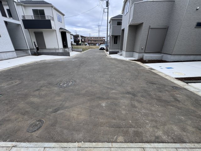 柏市藤心１丁目新築戸建の前面道路含む現地写真|西側前面道路・幅員約5.5ｍ