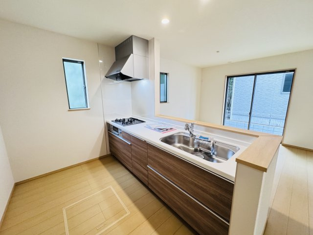 柏市藤心１丁目新築戸建のキッチン|広々システムキッチン・シンクの水栓には浄水器がついてます！