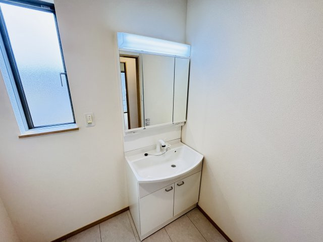 柏市藤心１丁目新築戸建の独立洗面台|シャワーヘッド付き三面鏡洗面化粧台
