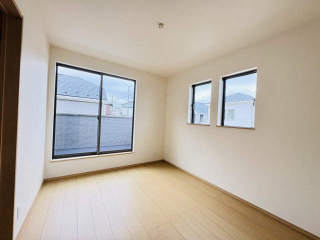 柏市藤心１丁目新築戸建の子供部屋|5.25帖洋室・南側バルコニー前の明るいお部屋です♪
