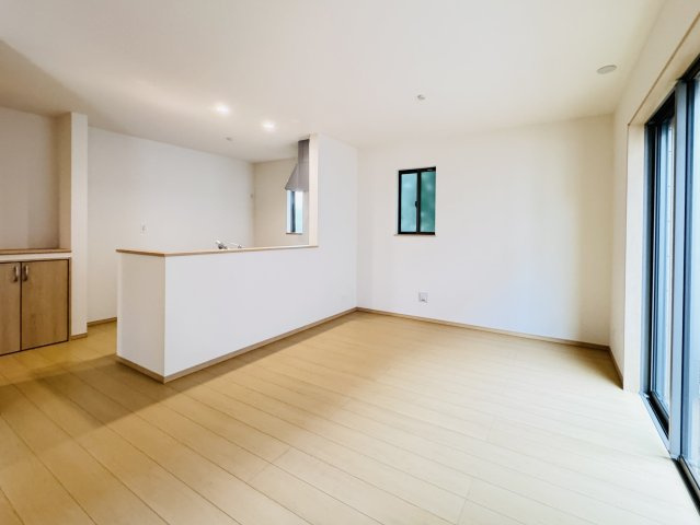 柏市藤心１丁目新築戸建の居間・リビング|18帖リビングダイニングキッチン