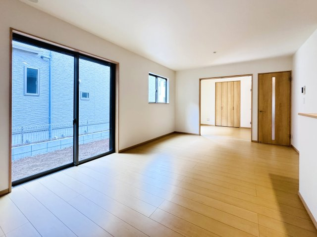 柏市藤心１丁目新築戸建の居間・リビング|18帖リビングダイニングキッチン