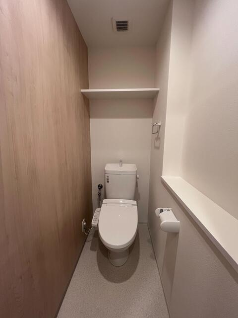 ＳＬＲ東岡崎駅前のトイレ|ゆったりとした空間のトイレです
