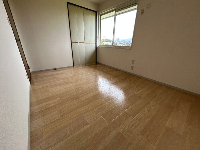 レヂデンスⅡ A棟の寝室|風通しも良い寝室です☆
