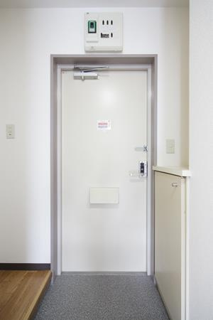 エステージ西調布の玄関|ゆったりとした玄関です