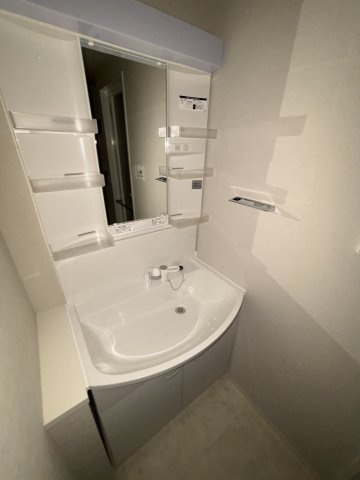 GENOVIA南千住Ⅸskygardenの洗面所|明るい洗面所です