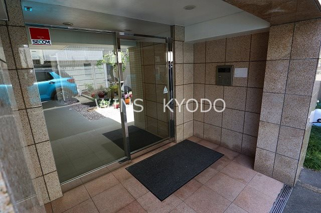 世田谷区豪徳寺１丁目の賃貸マンションのエントランス