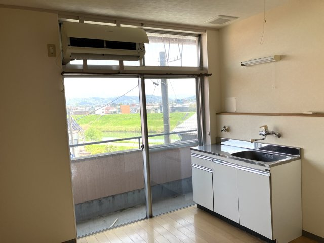 三条ロイヤルマンションのキッチン|キッチンでお料理をお楽しみください