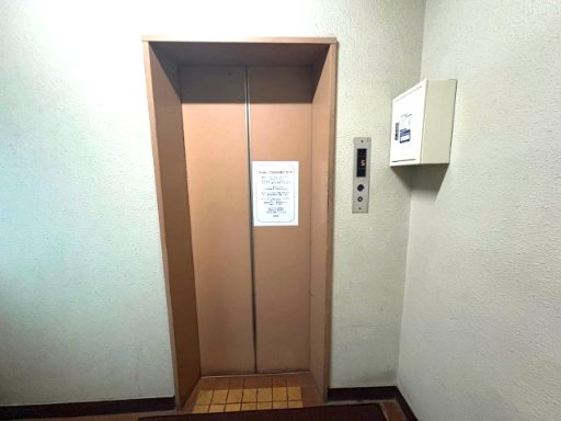 東陽レンタカービルのエントランス|建物の内部です