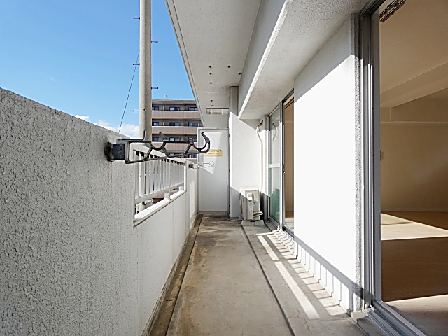 扶桑ハイツ１のバルコニー|外からの目が気にならないバルコニーで洗濯物が干せます