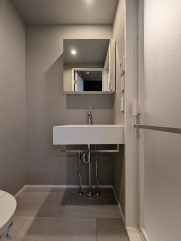 新品家具付きマンション台東2(KaGood東京)の独立洗面台|朝の支度にも助かる、独立の洗髪洗面化粧台