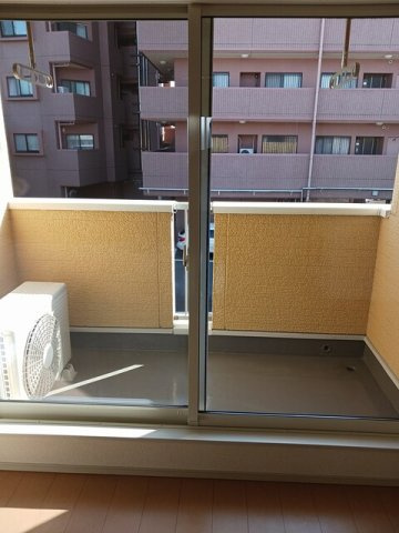 ベル　フルールのバルコニー|外からの目が気にならないバルコニーで洗濯物が干せます