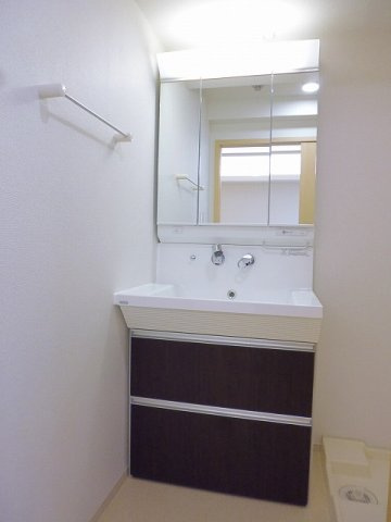 プラシード石屋山の洗面所|明るい洗面所です