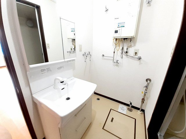 クレストール大沼の洗面所|広い洗面スペース