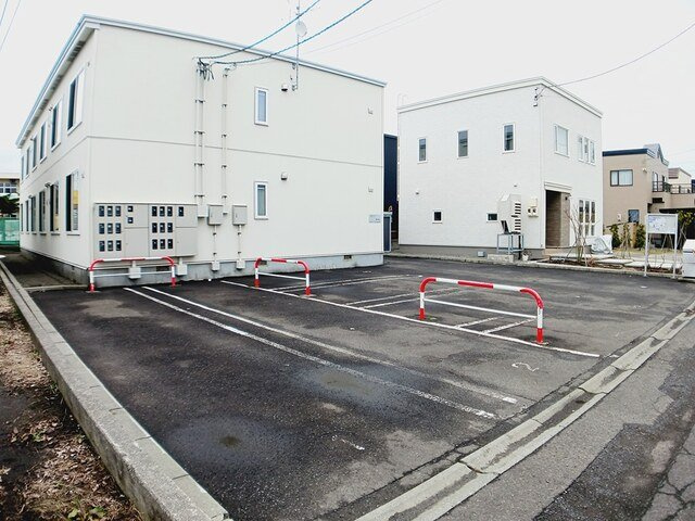 カーサ　ビアンカの駐車場|車をお持ちの方に嬉しい駐車場付きの物件です