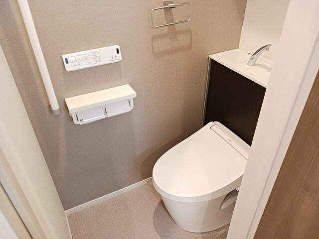 ラフレシールＳのトイレ|落ち着いた色調のトイレです