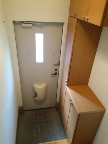 メゾンリヴェールⅤの玄関|収納もある玄関です