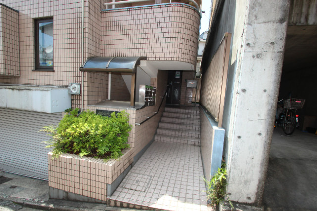 メゾンドムラタのエントランス|毎日通るエントランスはこのようになっています