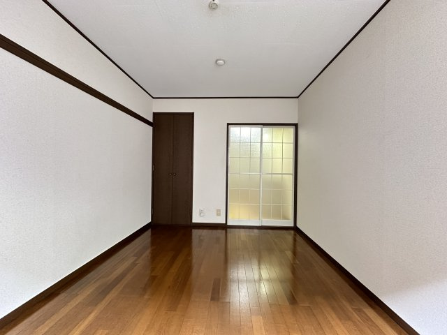 K-house横浜国大の寝室|広くて明るい寝室