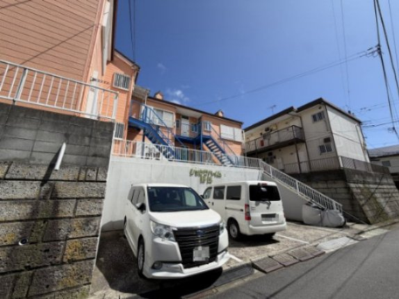 ショウワハイム野比の駐車場|車をお持ちの方に嬉しい駐車場付きの物件です