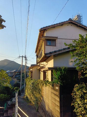 長崎市西山本町　中古一戸建ての前面道路含む現地写真