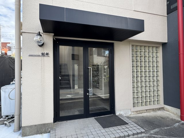 アビタシオン別所のエントランス|落ち着いたエントランスです