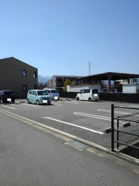 アクア・クレメント五番館の駐車場