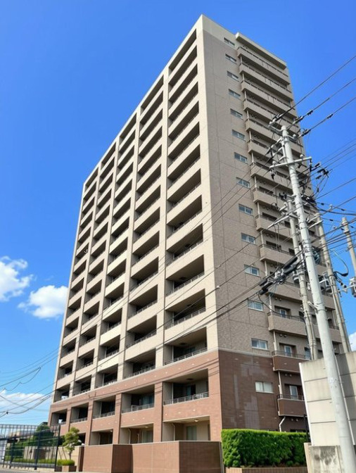 サーパス泉の外観|＼生活利便性に優れた泉エリア♪／
新国道へのアクセスも良く、小中学校も徒歩圏内と、通勤通学に便利な立地。スーパーも近く、生活利便性の高さが魅力。10階からの眺望も良好！
現地（2006年09月）撮影