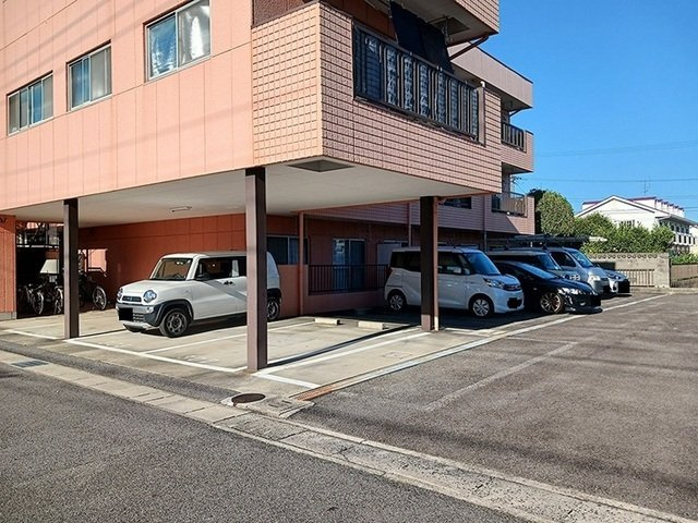 ライフステージ湯山の駐車場
