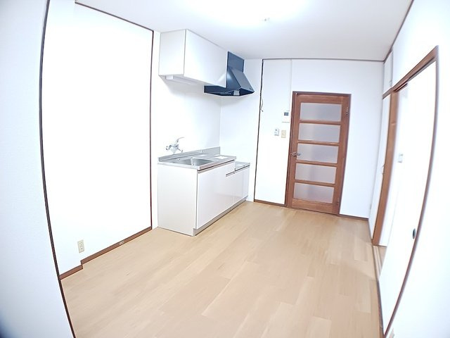 ライフステージ湯山の居間・リビング|7.0帖キッチン